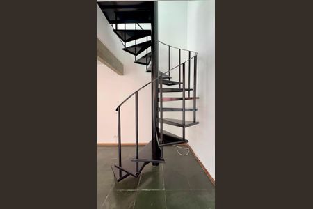 Apartamento à venda com 222m², 4 quartos e 2 vagasEscada