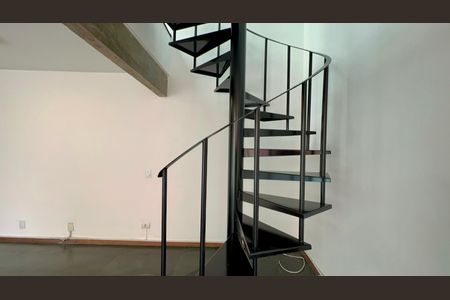 Apartamento à venda com 222m², 4 quartos e 2 vagasEscada