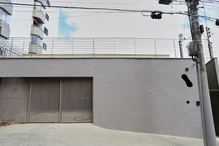 Casa à venda com 160m², 4 quartos e 2 vagas Casa à venda com 160m², 4 quartos e 2 vagasFachada