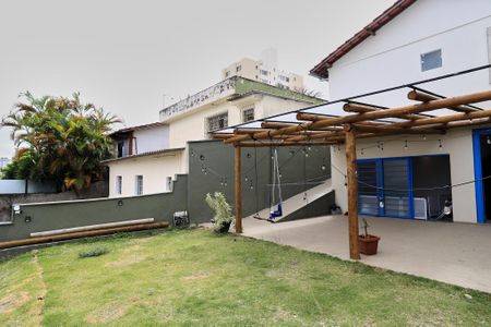 Casa à venda com 160m², 4 quartos e 2 vagas Casa à venda com 160m², 4 quartos e 2 vagasÁrea externa