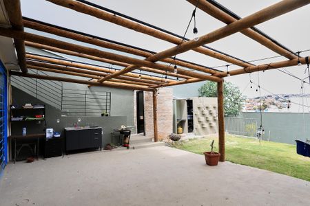 Casa à venda com 160m², 4 quartos e 2 vagas Casa à venda com 160m², 4 quartos e 2 vagasVaranda gourmet