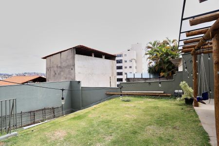 Casa à venda com 160m², 4 quartos e 2 vagas Casa à venda com 160m², 4 quartos e 2 vagasÁrea externa