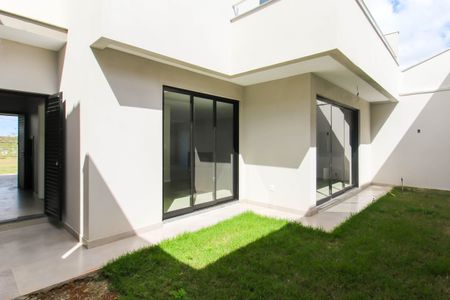 Casa à venda com 223m², 4 quartos e 4 vagas Casa à venda com 223m², 4 quartos e 4 vagasÁrea externa