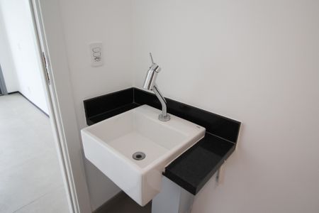 Banheiro de kitnet/studio para alugar com 1 quarto, 28m² em Indianópolis, São Paulo