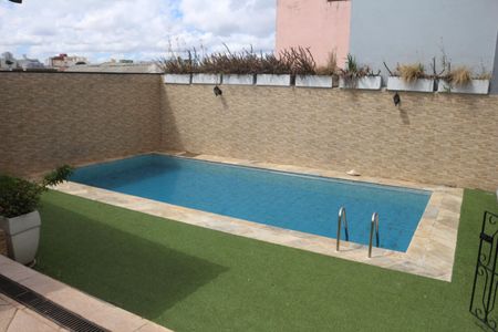 Casa para alugar com 279m², 3 quartos e 8 vagasQuintal