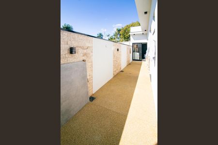 Casa de condomínio para alugar com 270m², 3 quartos e 4 vagasCorredor lateral