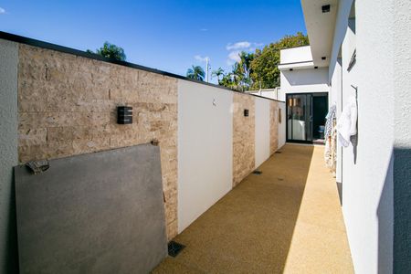 Casa de condomínio para alugar com 270m², 3 quartos e 4 vagasCorredor lateral