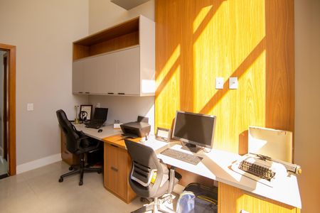 Casa de condomínio para alugar com 270m², 3 quartos e 4 vagasEscritório