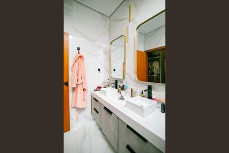 Casa de condomínio para alugar com 270m², 3 quartos e 4 vagasBanheiro da Suíte 1