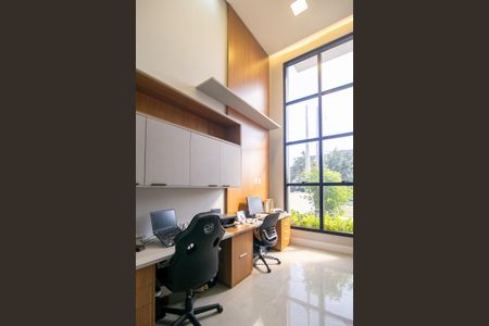 Casa de condomínio para alugar com 270m², 3 quartos e 4 vagasEscritório