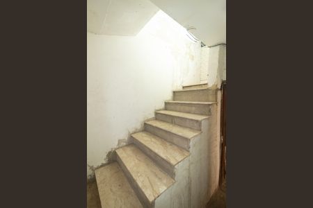 Casa para alugar com 100m², 2 quartos e sem vagaEscada