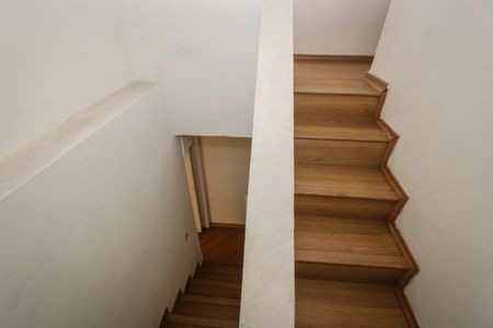 Casa à venda com 236m², 5 quartos e 3 vagasEscada