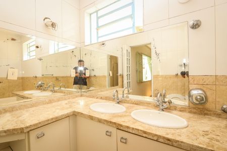 Casa à venda com 236m², 5 quartos e 3 vagasBanheiro da Suíte