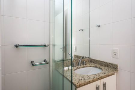 Banheiro de apartamento à venda com 2 quartos, 57m² em Vila Gumercindo, São Paulo