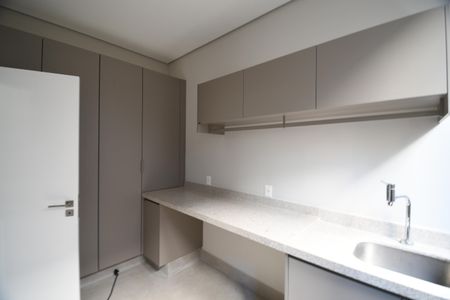 Casa de condomínio à venda com 404m², 4 quartos e 4 vagasÁrea de Serviço