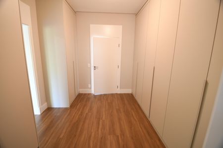 Casa de condomínio à venda com 404m², 4 quartos e 4 vagasQuarto Suíte 1 - Closet