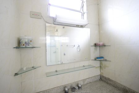 Casa à venda com 320m², 3 quartos e 4 vagasBanheiro da Suíte