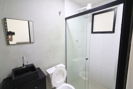 Banheiro de kitnet/studio para alugar com 1 quarto, 21m² em Presidente Altino, Osasco