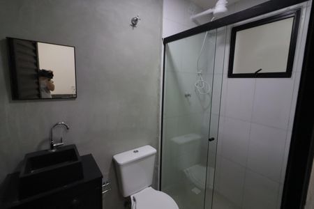 Banheiro de kitnet/studio para alugar com 1 quarto, 21m² em Presidente Altino, Osasco