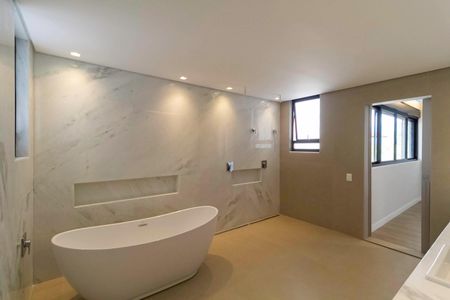 Casa à venda com 2104m², 4 quartos e 10 vagas Casa à venda com 2104m², 4 quartos e 10 vagasBanheiro da suíte 4