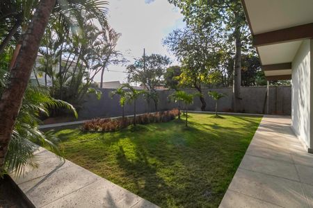 Casa à venda com 2104m², 4 quartos e 10 vagas Casa à venda com 2104m², 4 quartos e 10 vagasEntrada