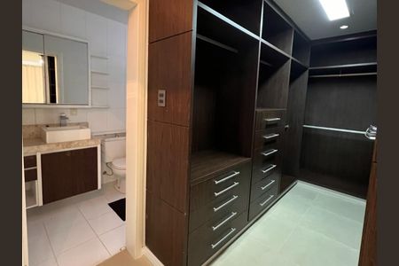 Apartamento para alugar com 160m², 2 quartos e 2 vagasCloset da suíte