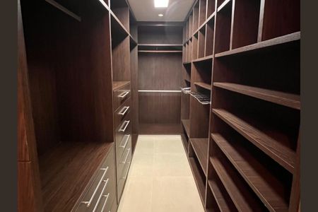 Apartamento para alugar com 160m², 2 quartos e 2 vagasCloset da suíte
