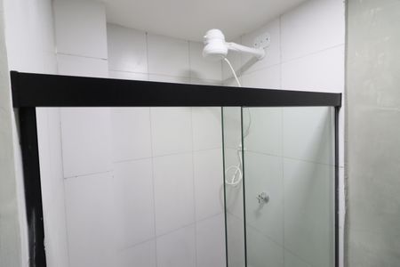 Banheiro de kitnet/studio para alugar com 1 quarto, 21m² em Presidente Altino, Osasco