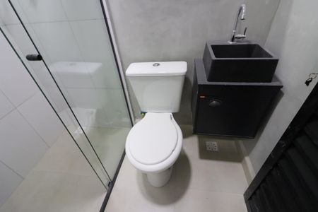 Banheiro de kitnet/studio para alugar com 1 quarto, 21m² em Presidente Altino, Osasco