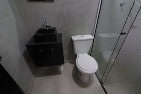 Banheiro de kitnet/studio para alugar com 1 quarto, 21m² em Presidente Altino, Osasco