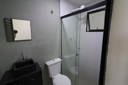 Banheiro de kitnet/studio para alugar com 1 quarto, 21m² em Presidente Altino, Osasco