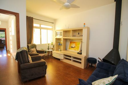 Sala de TV de casa à venda com 4 quartos, 280m² em Teresópolis, Porto Alegre