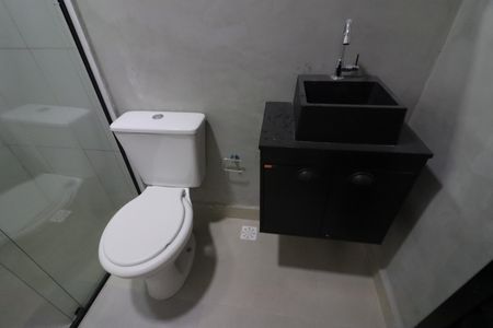Banheiro de kitnet/studio para alugar com 1 quarto, 21m² em Presidente Altino, Osasco