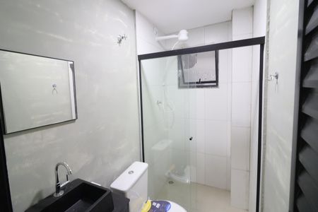 Banheiro de kitnet/studio para alugar com 1 quarto, 21m² em Presidente Altino, Osasco