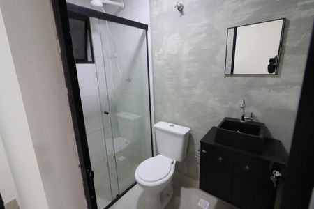 Banheiro de kitnet/studio para alugar com 1 quarto, 21m² em Presidente Altino, Osasco