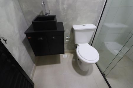 Banheiro de kitnet/studio para alugar com 1 quarto, 21m² em Presidente Altino, Osasco