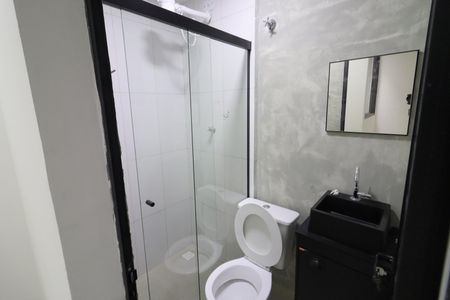 Banheiro de kitnet/studio para alugar com 1 quarto, 21m² em Presidente Altino, Osasco