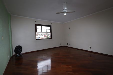 Casa à venda com 195m², 3 quartos e 2 vagasSuíte