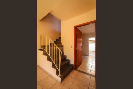 Escada de casa para alugar com 3 quartos, 90m² em Vila Sonia, São Paulo