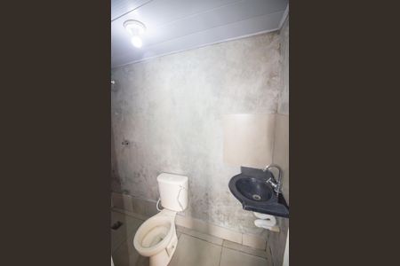 Banheiro de casa de condomínio para alugar com 1 quarto, 28m² em Jardim Laguna, Contagem