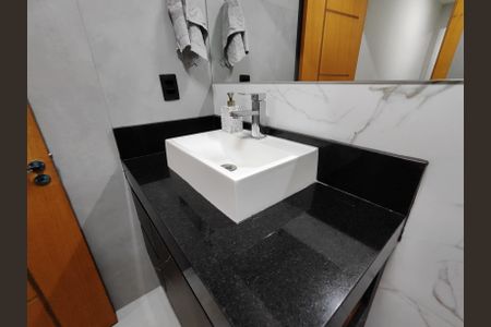 Casa de condomínio à venda com 560m², 4 quartos e 1 vaga Casa de condomínio à venda com 560m², 4 quartos e 1 vagaBanheiro da Suíte 2