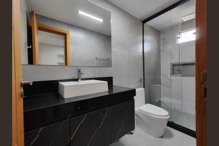 Casa de condomínio à venda com 560m², 4 quartos e 1 vaga Casa de condomínio à venda com 560m², 4 quartos e 1 vagaBanheiro da Suíte 4