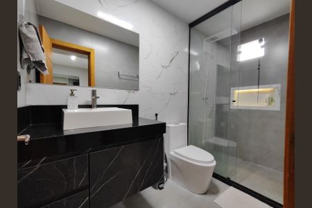 Casa de condomínio à venda com 560m², 4 quartos e 1 vaga Casa de condomínio à venda com 560m², 4 quartos e 1 vagaBanheiro da Suíte 2