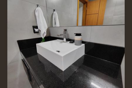 Casa de condomínio à venda com 560m², 4 quartos e 1 vaga Casa de condomínio à venda com 560m², 4 quartos e 1 vagaBanheiro da Suíte 1