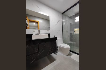 Casa de condomínio à venda com 560m², 4 quartos e 1 vaga Casa de condomínio à venda com 560m², 4 quartos e 1 vagaBanheiro da Suíte 2