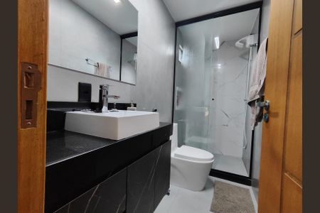 Casa de condomínio à venda com 560m², 4 quartos e 1 vaga Casa de condomínio à venda com 560m², 4 quartos e 1 vagaBanheiro da Suíte 3