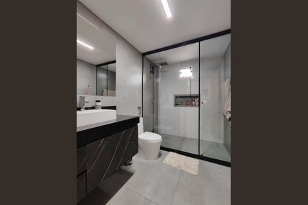 Casa de condomínio à venda com 560m², 4 quartos e 1 vaga Casa de condomínio à venda com 560m², 4 quartos e 1 vagaBanheiro da Suíte 1