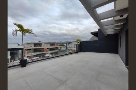 Casa de condomínio à venda com 560m², 4 quartos e 1 vaga Casa de condomínio à venda com 560m², 4 quartos e 1 vagaVaranda 1