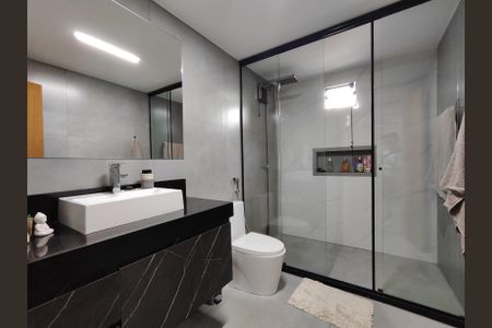 Casa de condomínio à venda com 560m², 4 quartos e 1 vaga Casa de condomínio à venda com 560m², 4 quartos e 1 vagaBanheiro da Suíte 1