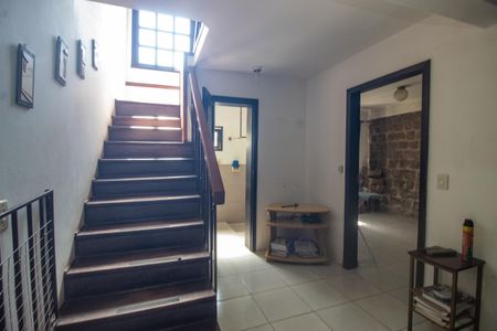 Casa à venda com 113m², 4 quartos e 2 vagas Casa à venda com 113m², 4 quartos e 2 vagasEscada